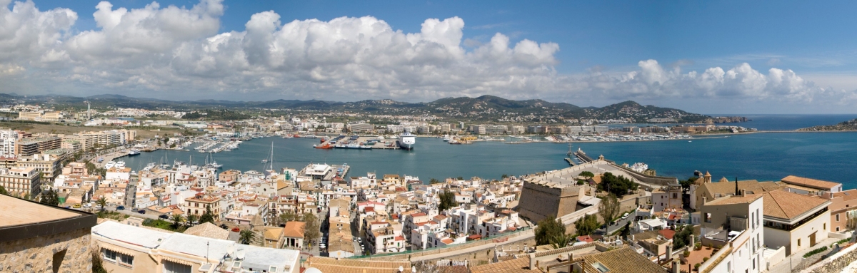 Panorama desde Dalt Vila (Manolo Gómez)  [flickr.com]  CC BY 
Informazioni sulla licenza disponibili sotto 'Prova delle fonti di immagine'