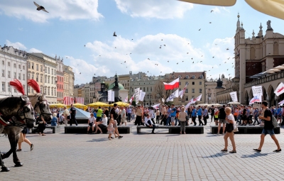 A demonstration in Krakow's main square (Lars Plougmann)  [flickr.com]  CC BY-SA 
Informazioni sulla licenza disponibili sotto 'Prova delle fonti di immagine'