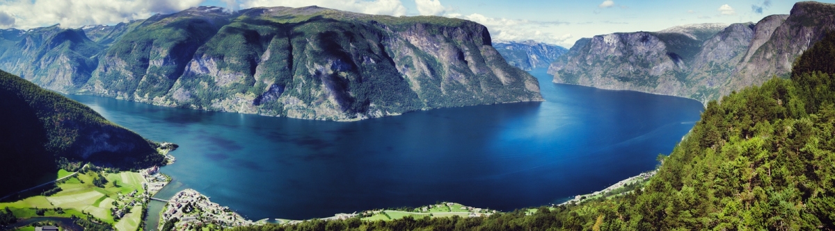 Aurlandfjord Panorama (SØ JORD)  [flickr.com]  CC BY-ND 
Informazioni sulla licenza disponibili sotto 'Prova delle fonti di immagine'