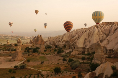 Balloons in Cappadocia (Mr Hicks46)  [flickr.com]  CC BY-SA 
Informazioni sulla licenza disponibili sotto 'Prova delle fonti di immagine'