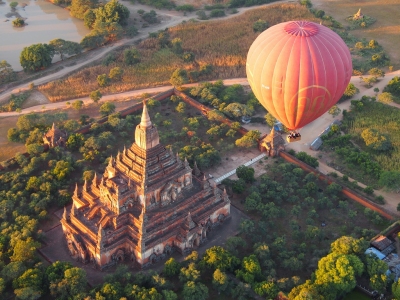 Balloons over Bagan (Myanmar 2013) (Paul Arps)  [flickr.com]  CC BY 
Informazioni sulla licenza disponibili sotto 'Prova delle fonti di immagine'