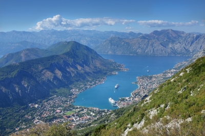 Bay of Kotor (amira_a)  [flickr.com]  CC BY 
Informazioni sulla licenza disponibili sotto 'Prova delle fonti di immagine'