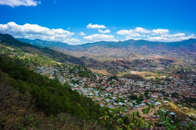 Blue Skies over Tegucigalpa, Honduras (Nan Palmero)  [flickr.com]  CC BY 
Informazioni sulla licenza disponibili sotto 'Prova delle fonti di immagine'
