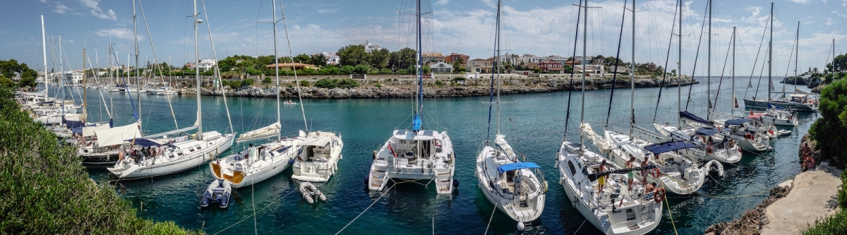 Boats at Anchor Near Ciutadella de Menorca for Festes de Sant Joan (Roger)  [flickr.com]  CC BY-SA 
Informazioni sulla licenza disponibili sotto 'Prova delle fonti di immagine'