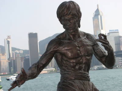 Bruce Lee Statue, Hong Kong (Ian Muttoo)  [flickr.com]  CC BY-SA 
Informazioni sulla licenza disponibili sotto 'Prova delle fonti di immagine'