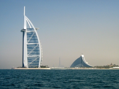 Cruising Jumeirah beach shoreline (Pete the painter)  [flickr.com]  CC BY-ND 
Informazioni sulla licenza disponibili sotto 'Prova delle fonti di immagine'