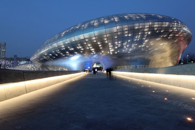 Dongdaemun Design Plaza & Park (Nestor Lacle)  [flickr.com]  CC BY 
Informazioni sulla licenza disponibili sotto 'Prova delle fonti di immagine'