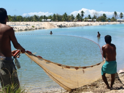 Fishing in Kiribati, 2008. Photo: AusAID (Department of Foreign Affairs and Trade)  [flickr.com]  CC BY 
Informazioni sulla licenza disponibili sotto 'Prova delle fonti di immagine'