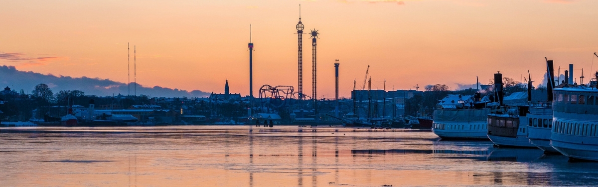 Gröna Lund sunrise, Stockholm Sweden (chas B)  [flickr.com]  CC BY 
Informazioni sulla licenza disponibili sotto 'Prova delle fonti di immagine'