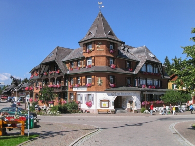 Hotel Schwarzwaldhof (2004) - Hinterzarten - Baden-Württemberg (Frans Berkelaar)  [flickr.com]  CC BY-ND 
Informazioni sulla licenza disponibili sotto 'Prova delle fonti di immagine'