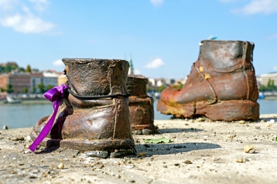 Hungary-02408 - Shoes on the Danube (Dennis Jarvis)  [flickr.com]  CC BY-SA 
Informazioni sulla licenza disponibili sotto 'Prova delle fonti di immagine'