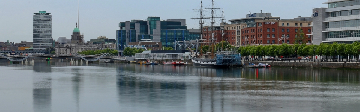 Jeanie Johnston Tall Ship, Custom House Quay, North Dock, Dublin (507167) (Robert Linsdell)  [flickr.com]  CC BY 
Informazioni sulla licenza disponibili sotto 'Prova delle fonti di immagine'