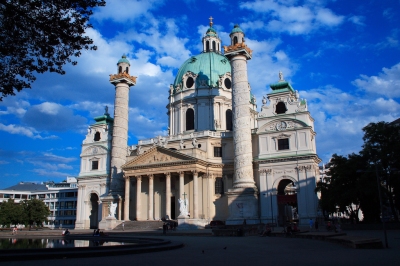 Karlskirche - Vienna (John Menard)  [flickr.com]  CC BY-SA 
Informazioni sulla licenza disponibili sotto 'Prova delle fonti di immagine'