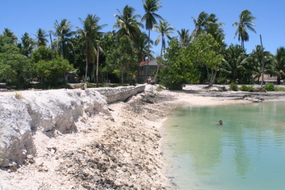 Kiribati 2009. Photo: Jodie Gatfield, AusAID (Department of Foreign Affairs and Trade)  [flickr.com]  CC BY 
Informazioni sulla licenza disponibili sotto 'Prova delle fonti di immagine'