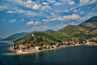 Montenegro Coastline near Kotor  [explored 2-3-14] (Trish Hartmann)  [flickr.com]  CC BY 
Informazioni sulla licenza disponibili sotto 'Prova delle fonti di immagine'