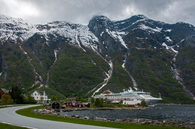 Oceana docked in Eidfjord - Norway (bvi4092)  [flickr.com]  CC BY 
Informazioni sulla licenza disponibili sotto 'Prova delle fonti di immagine'