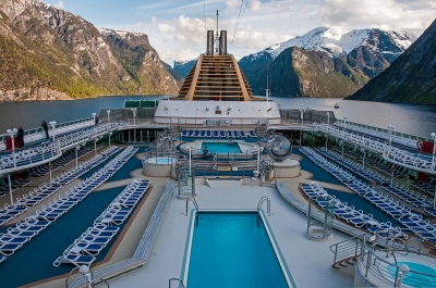 Onboard the Oceana in the Fjord somewhere near Flam - Norway (bvi4092)  [flickr.com]  CC BY 
Informazioni sulla licenza disponibili sotto 'Prova delle fonti di immagine'