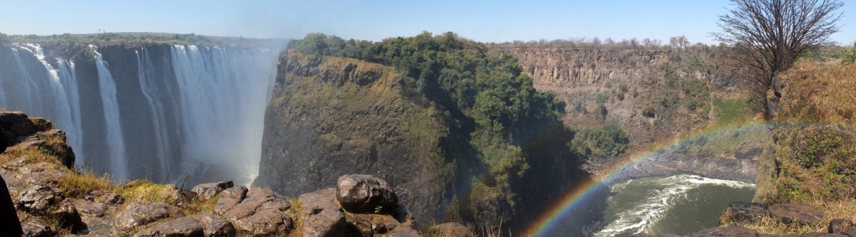Panorama: Victoria Falls and Rainbow (Tee La Rosa)  [flickr.com]  CC BY-ND 
Informazioni sulla licenza disponibili sotto 'Prova delle fonti di immagine'