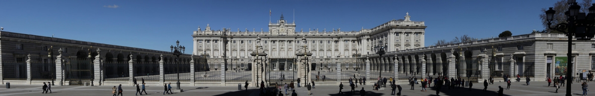 Panoramic view of the Palacio Real de Madrid (Björn S...)  [flickr.com]  CC BY-SA 
Informazioni sulla licenza disponibili sotto 'Prova delle fonti di immagine'