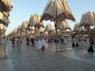 Parvis du Haram Ennabaoui (grande mosquée de Médine) (Citizen59)  [flickr.com]  CC BY-SA 
Informazioni sulla licenza disponibili sotto 'Prova delle fonti di immagine'