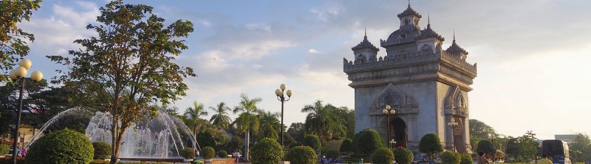 Patuxai, or Victory Gate (Clay Gilliland)  [flickr.com]  CC BY-SA 
Informazioni sulla licenza disponibili sotto 'Prova delle fonti di immagine'