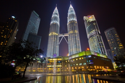 Petronas Towers at Night 2 (Colin Capelle)  [flickr.com]  CC BY 
Informazioni sulla licenza disponibili sotto 'Prova delle fonti di immagine'