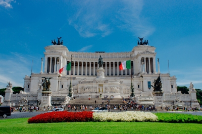 Piazza Venezia (Alex Holyoake)  [flickr.com]  CC BY 
Informazioni sulla licenza disponibili sotto 'Prova delle fonti di immagine'