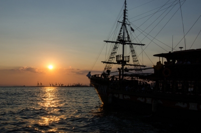 Pirate ship (kishjar?)  [flickr.com]  CC BY 
Informazioni sulla licenza disponibili sotto 'Prova delle fonti di immagine'
