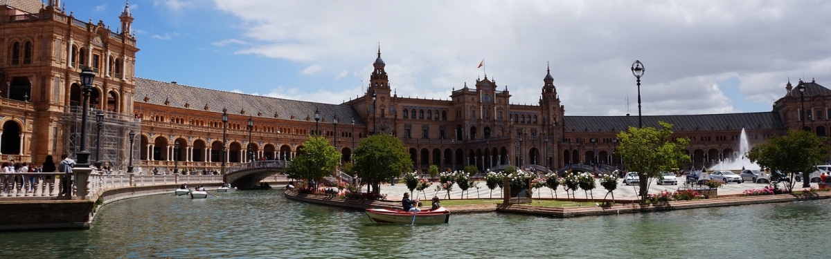 Plaza de España, Seville, Spain (Matt Kieffer)  [flickr.com]  CC BY-SA 
Informazioni sulla licenza disponibili sotto 'Prova delle fonti di immagine'