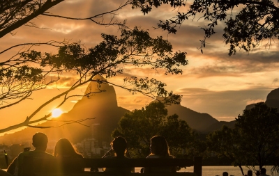 Rio de Janeiro - Brazil - Sunset (Sam valadi)  [flickr.com]  CC BY 
Informazioni sulla licenza disponibili sotto 'Prova delle fonti di immagine'