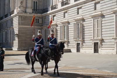 Royal Palace / Palacio Real, Madrid, Spain (Matt Kieffer)  [flickr.com]  CC BY-SA 
Informazioni sulla licenza disponibili sotto 'Prova delle fonti di immagine'