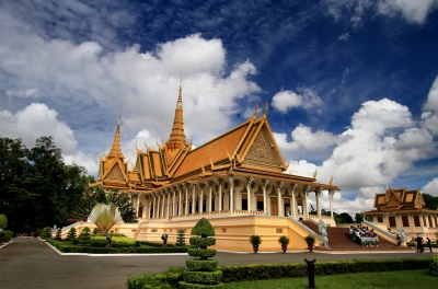Royale Palace & Silver Pagoda (Phalinn Ooi)  [flickr.com]  CC BY 
Informazioni sulla licenza disponibili sotto 'Prova delle fonti di immagine'