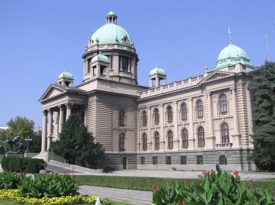 Serbian National Assembly building in Belgrade (Filip Maljkovi?)  [flickr.com]  CC BY-SA 
Informazioni sulla licenza disponibili sotto 'Prova delle fonti di immagine'