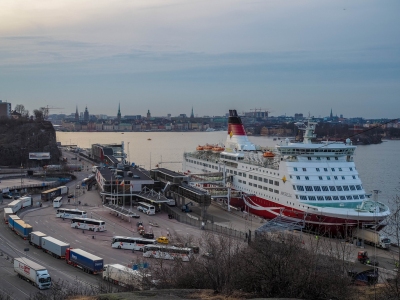 Ship and Gamla Stan (chas B)  [flickr.com]  CC BY 
Informazioni sulla licenza disponibili sotto 'Prova delle fonti di immagine'