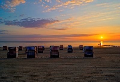 Sonnenaufgang Ückeritz (svenmakesphotos)  [flickr.com]  CC BY 
Informazioni sulla licenza disponibili sotto 'Prova delle fonti di immagine'
