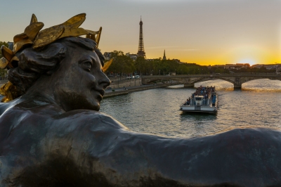 Sunset from Pont Alexandre III (slam.photo)  [flickr.com]  CC BY-SA 
Informazioni sulla licenza disponibili sotto 'Prova delle fonti di immagine'