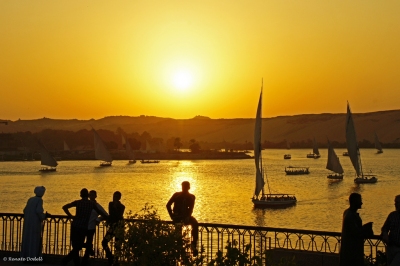 Sunset in Aswan, Egypt (Renate Dodell)  [flickr.com]  CC BY-ND 
Informazioni sulla licenza disponibili sotto 'Prova delle fonti di immagine'