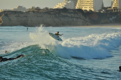 Surf Algarve (Tiago J. G. Fernandes)  [flickr.com]  CC BY 
Informazioni sulla licenza disponibili sotto 'Prova delle fonti di immagine'