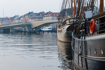 Tall ships in Copenhagen harbour (Thomas Rousing)  [flickr.com]  CC BY 
Informazioni sulla licenza disponibili sotto 'Prova delle fonti di immagine'