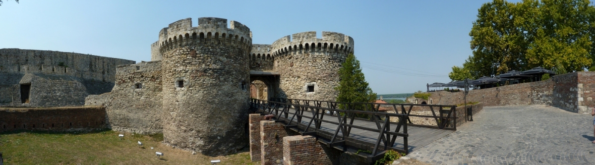 The entrance of Beogradska tvrava (Erwan Martin)  [flickr.com]  CC BY 
Informazioni sulla licenza disponibili sotto 'Prova delle fonti di immagine'