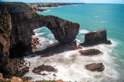 The Green Bridge of Wales (Phil Dolby)  [flickr.com]  CC BY 
Informazioni sulla licenza disponibili sotto 'Prova delle fonti di immagine'