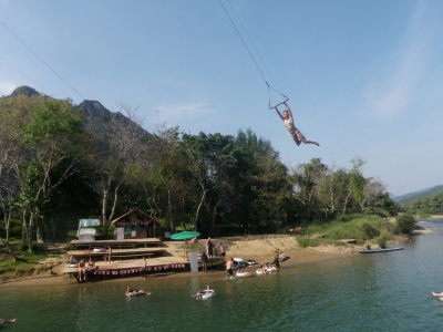 Vang Vieng, Laos (Tom Bishop)  [flickr.com]  CC BY 
Informazioni sulla licenza disponibili sotto 'Prova delle fonti di immagine'