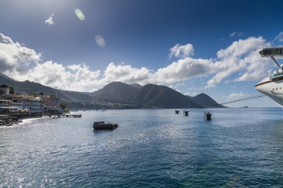 View from  the dock of Emerald Princess in Dominica (Chris Favero)  [flickr.com]  CC BY-SA 
Informazioni sulla licenza disponibili sotto 'Prova delle fonti di immagine'