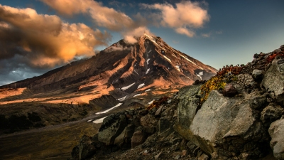Volcano Koryaksky (Kamchatka) at Sunrise (kuhnmi)  [flickr.com]  CC BY 
Informazioni sulla licenza disponibili sotto 'Prova delle fonti di immagine'