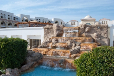 Waterfall at hotel (Andreas Tellefsen)  [flickr.com]  CC BY-SA 
Informazioni sulla licenza disponibili sotto 'Prova delle fonti di immagine'